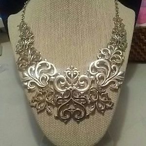 INTRICATELY DESIGNED SILVERTONE STATEMENT NECKLACE